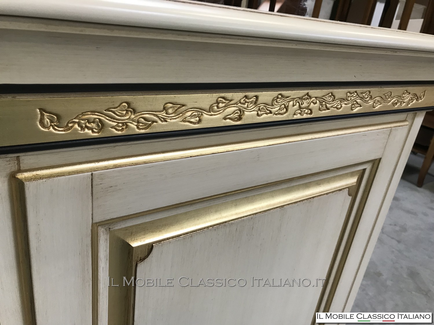 Credenza classica con decoro personalizzata